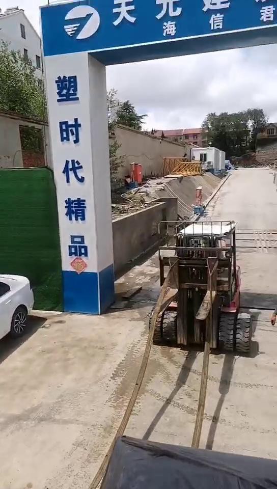 理石叉車搬運(yùn)，叉車狹窄空間專業(yè)倒理石的后續(xù)操作